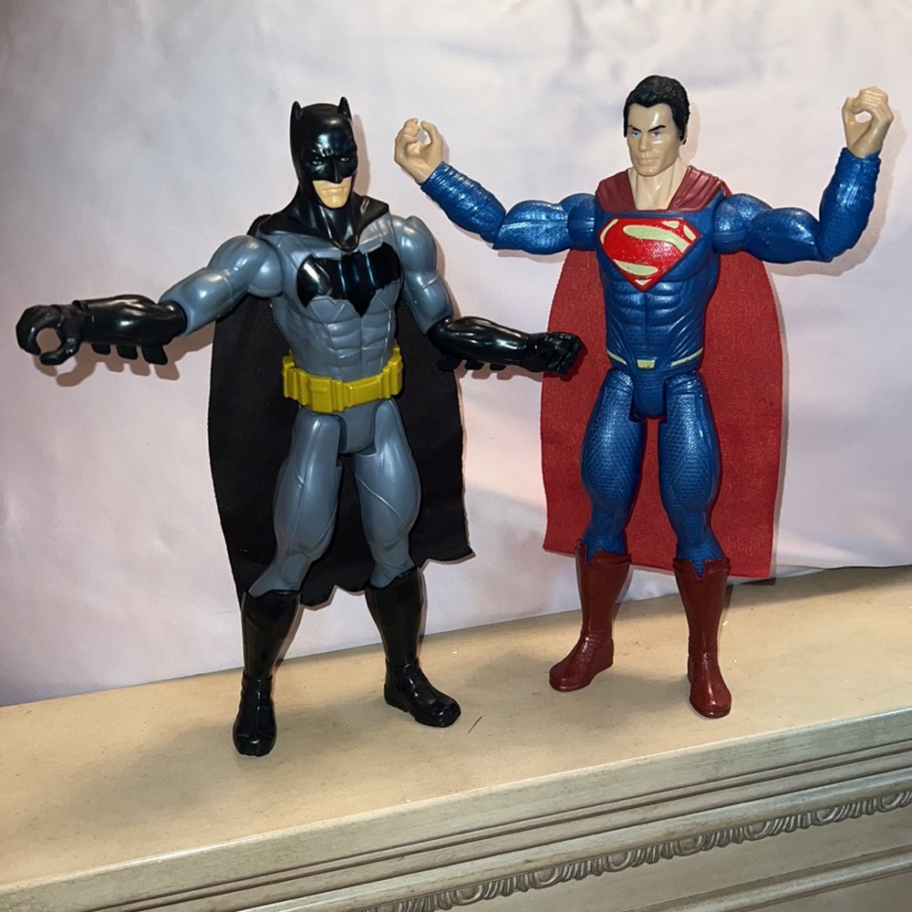 Set of 2 gently used Superman & Batman figures ❤️💙🖤